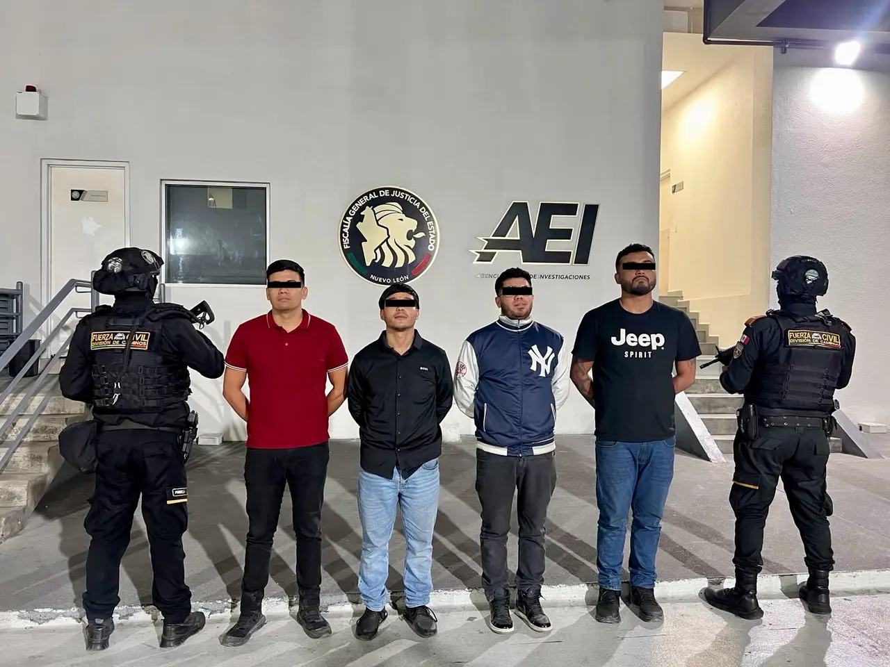 Elementos de Fuerza Civil durante un operativo de seguridad en carreteras de Nuevo León.