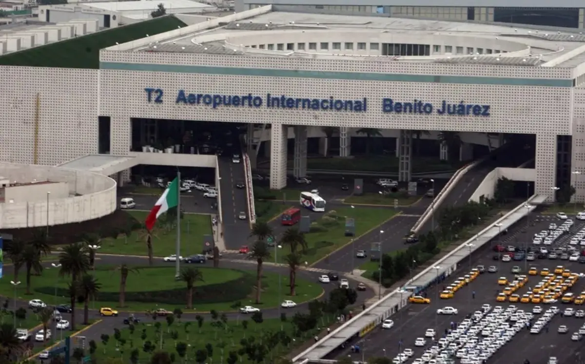Sistema antidrones instalado en el Aeropuerto Internacional Benito Juárez de la Ciudad de México para detectar e inhibir aeronaves no tripuladas que representen riesgos para las operaciones aéreas.