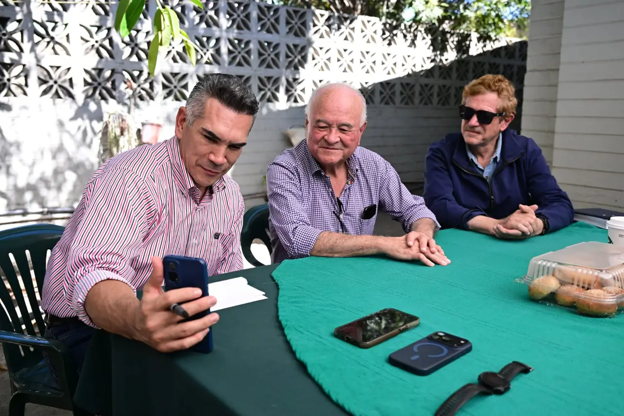 Alejandro Moreno Cárdenas durante una reunión con Ernesto Ruffo Appel
