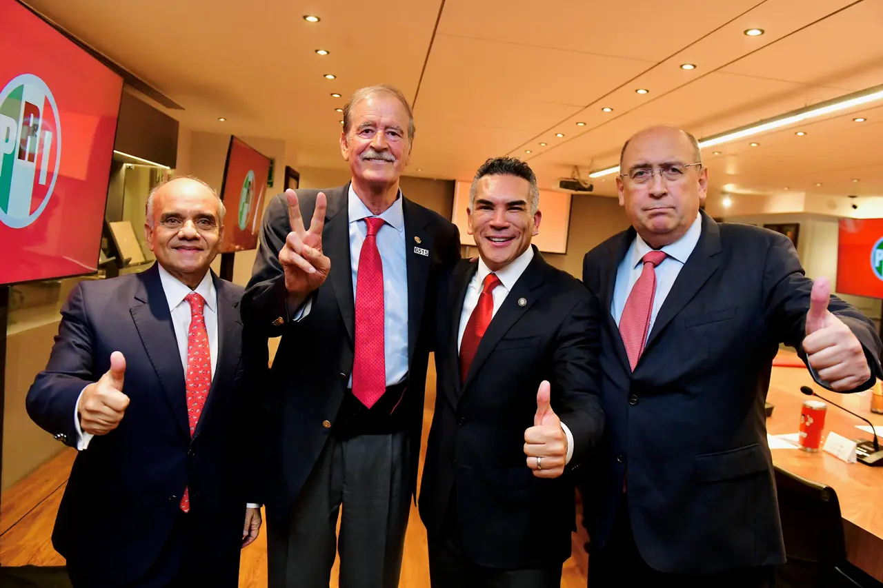 Alejandro Moreno recibe a Vicente Fox en la sede del PRI