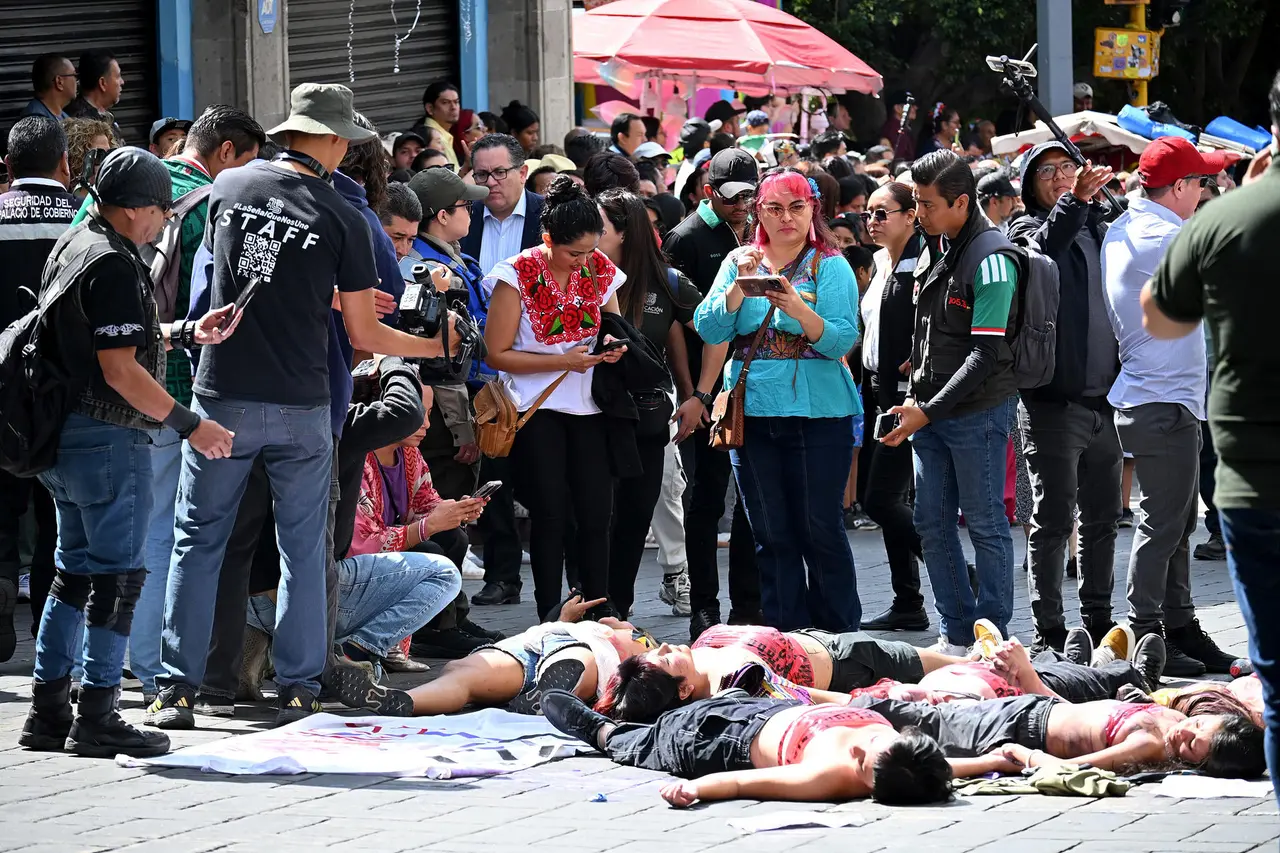 Alumnos en México protestan en desfile de Independencia por asesinato de Claudia Tacoronte