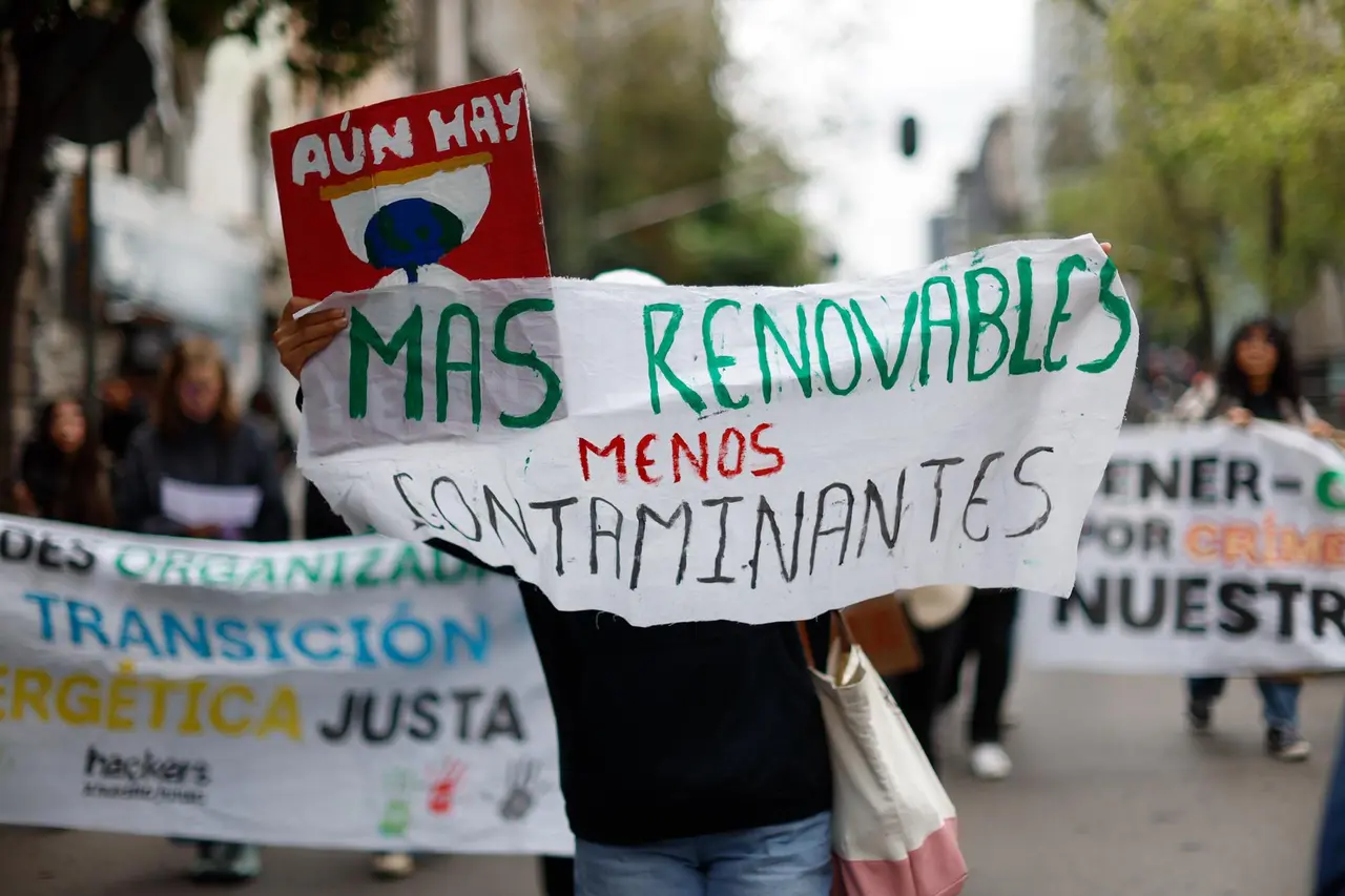 Ambientalistas marchan contra Pemex y rechazan estudios de fracking en México | FOTO EFE 