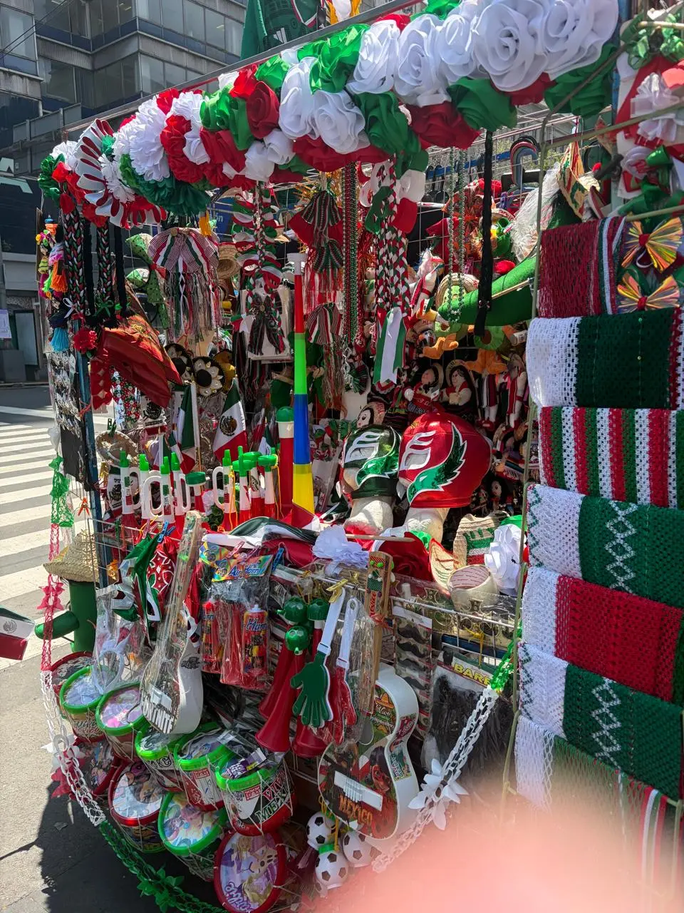 Arranca la venta de productos patrios en el Centro Histórico de CDMX
