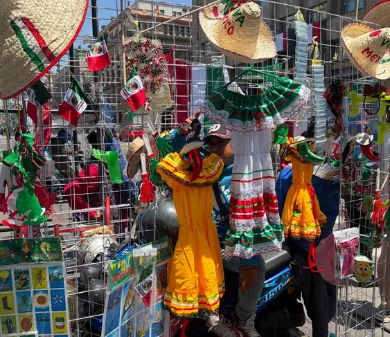 Arranca la venta de productos patrios en el Centro Histórico de CDMX