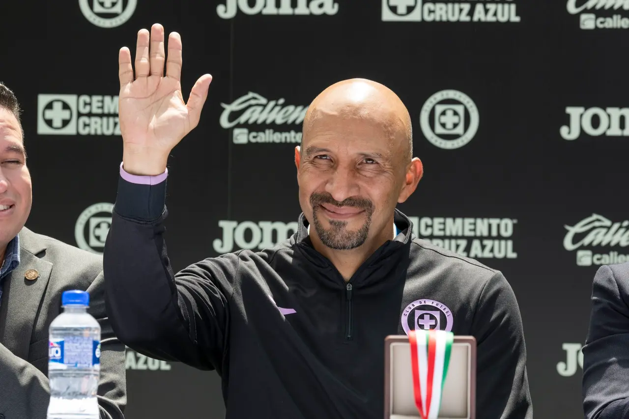 ¡Atajadón! “Conejo” Pérez evita tragedia durante ceremonia en Hidalgo | FOTO X @CruzAzul