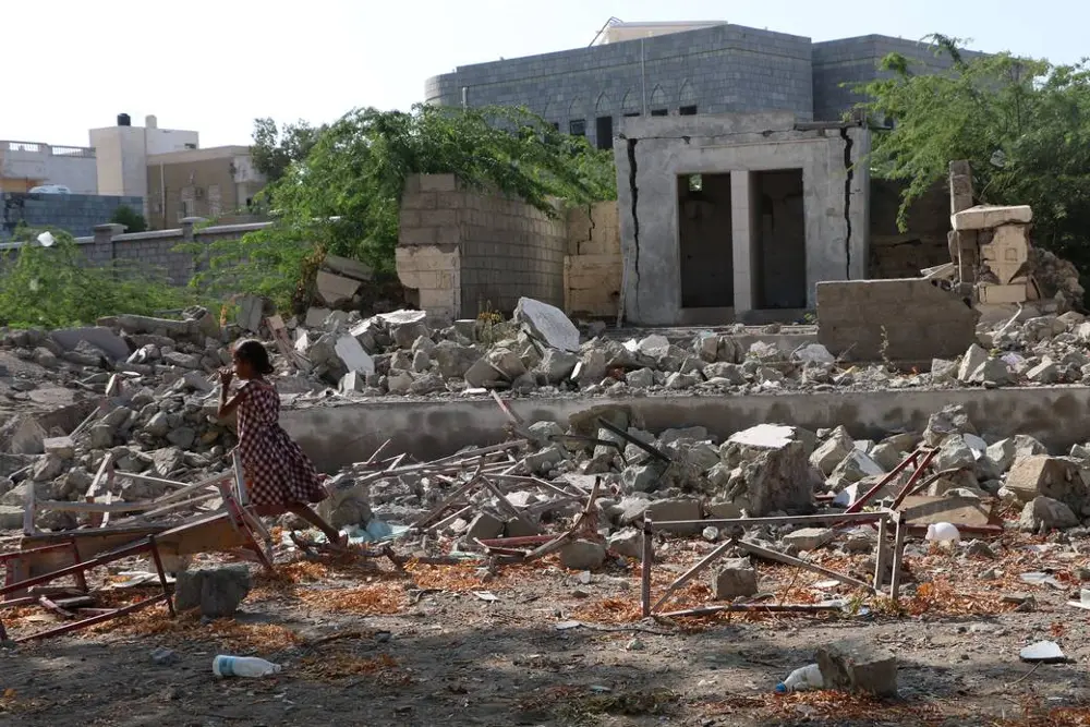Ataques aéreos en Saná, Yemen, dejan dos mujeres muertas, incluida una niña.
