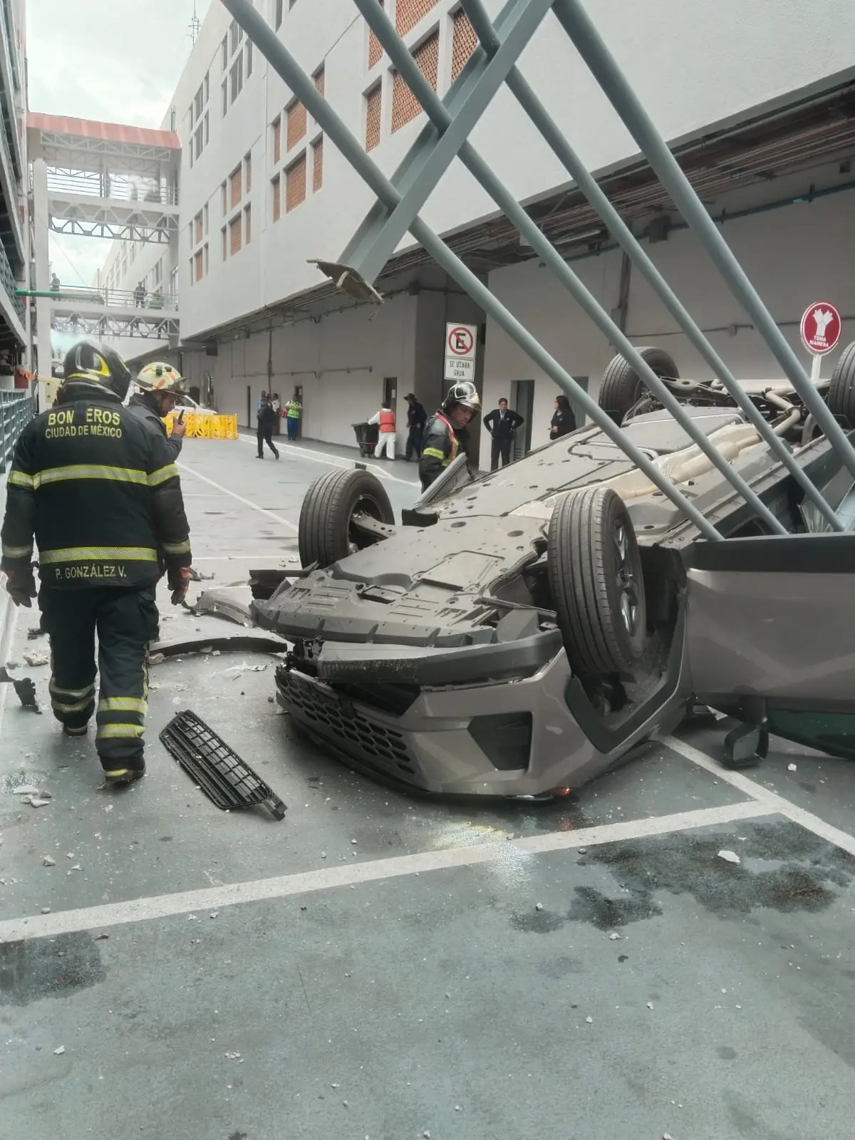Automóvil cae desde el segundo piso de un estacionamiento en una plaza de la alcaldía Tlalpan