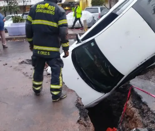 Auto queda atrapado en enorme socavón en Tlatelolco