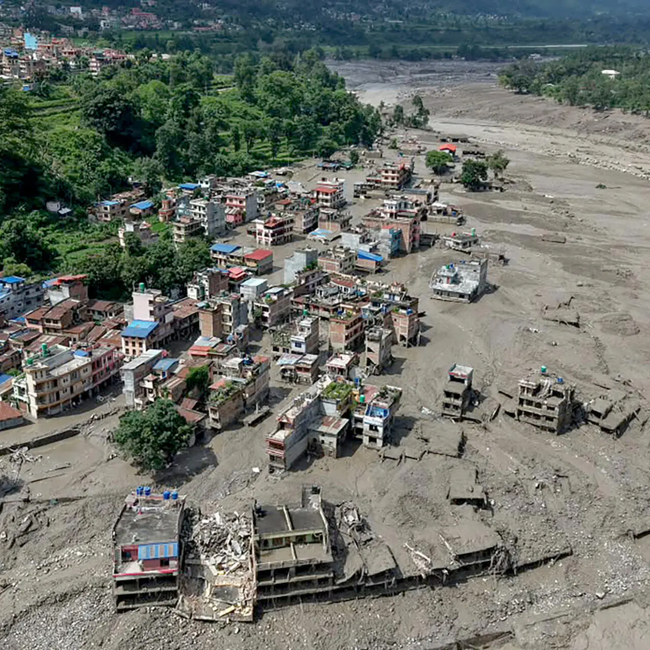 Avalancha de rocas, hielo y lodo en una zona montañosa del Himalaya en Nepal