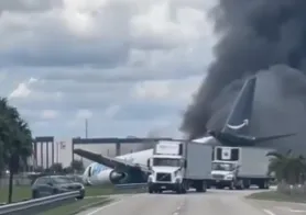 Avión de carga accidentado tras salirse de la pista en el Aeropuerto Internacional de Miami.