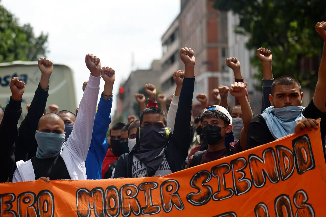 Ayotzinapa: familias de los 43 protestan ante la Suprema Corte | FOTO EFE 