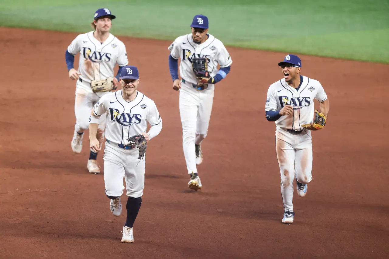  Tampa Bay Rays run off the field after Milwaukee Brewers shortstop 