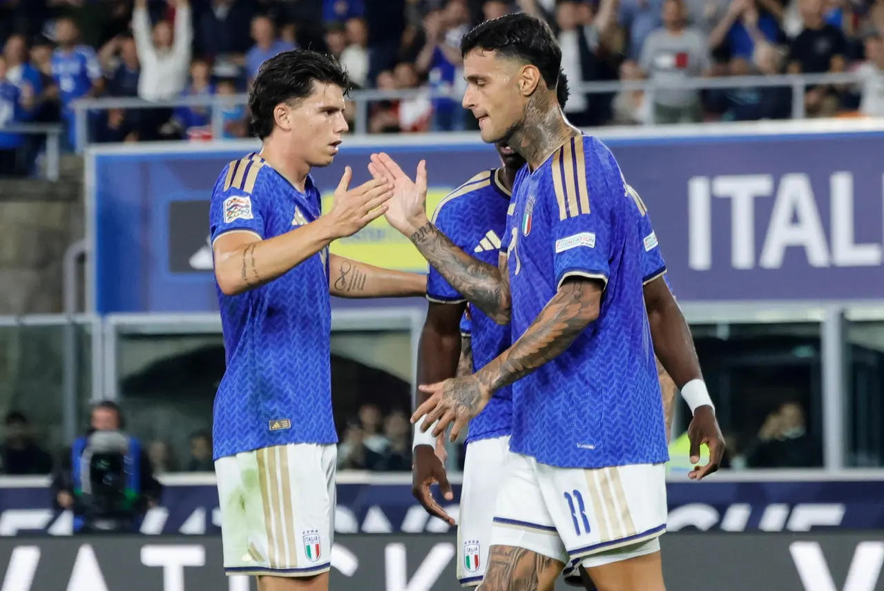  Italy's Gianluca Scamacca (R) celebrates with teammates after scoring the 1-0 goal during the UEFA Nations League soccer match between Italy and Turkey