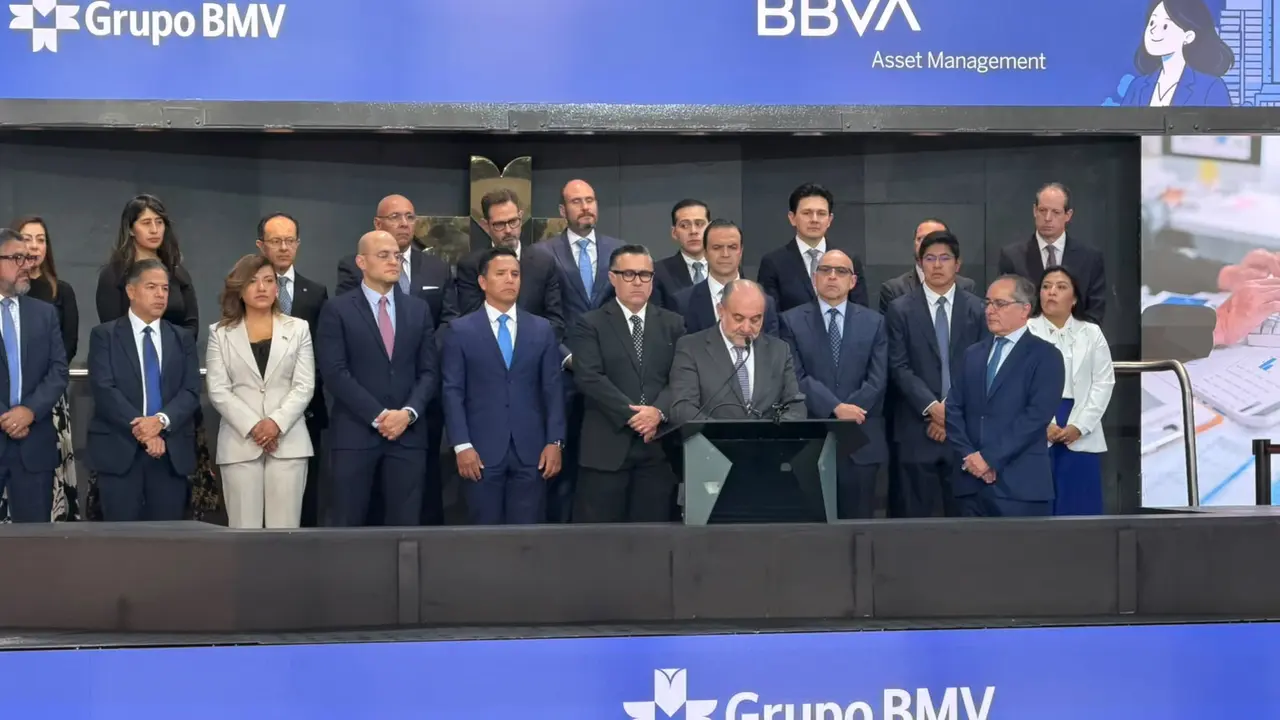 Directivos de BBVA Asset Management y la Bolsa Mexicana de Valores durante el campanazo