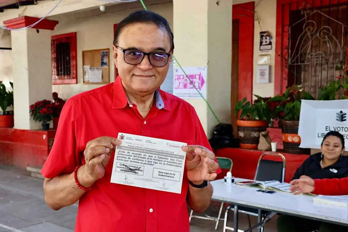 Benjamín Robles votando por la revocación de mandato de Salomón Jara en Oaxaca.