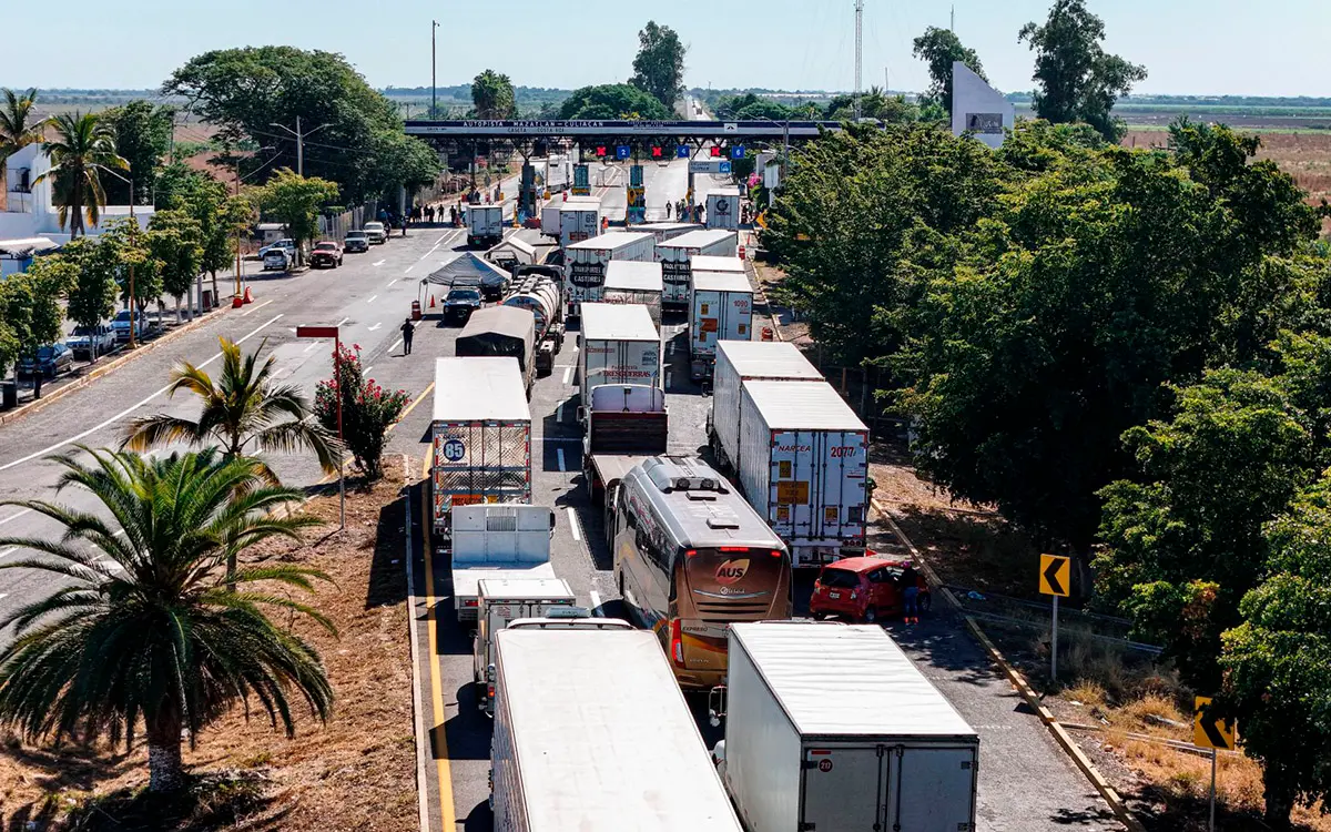 Camiones de carga en carretera realizando bloqueo