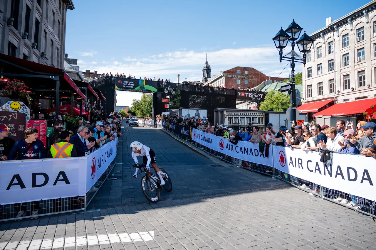 Isaac del Toro, de México, compite en la contrarreloj individual Élite varonil del Campeonato Mundial de Ciclismo de Ruta UCI en Montreal.