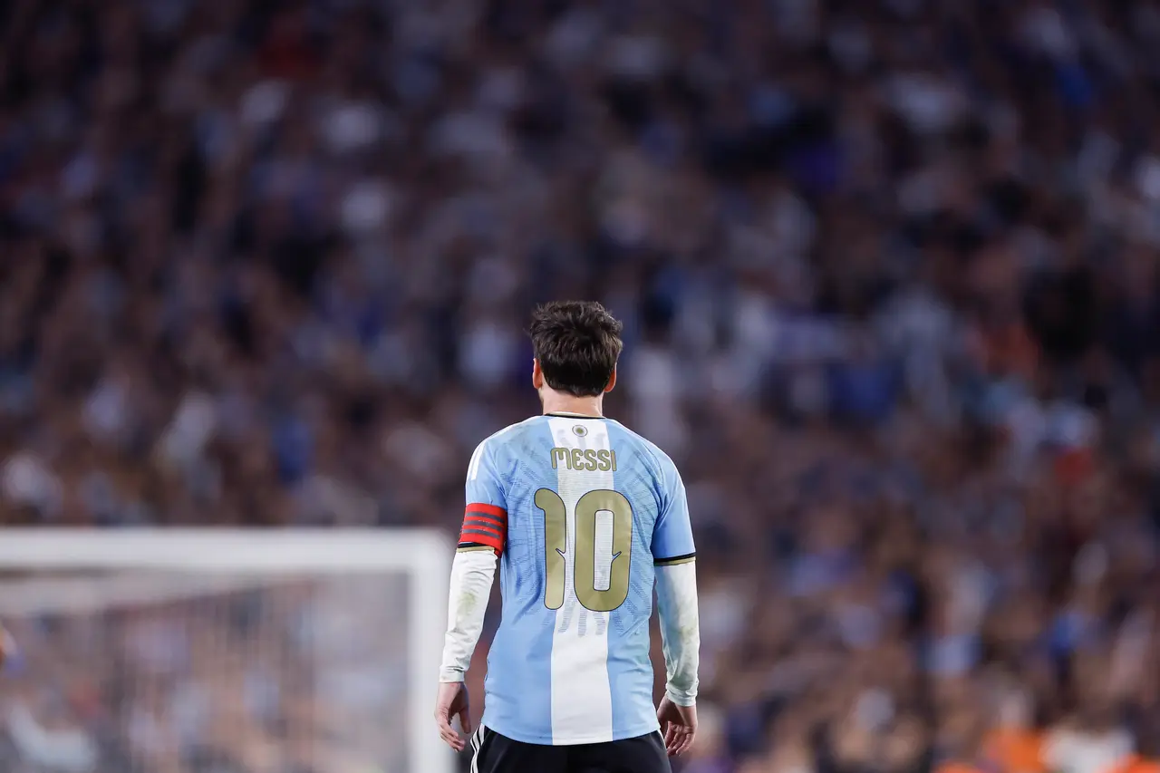  Lionel Messi de Argentina saluda este martes, al finalizar un partido amistoso entre Argentina y Benín en el estadio Monumental, en Buenos Aires 