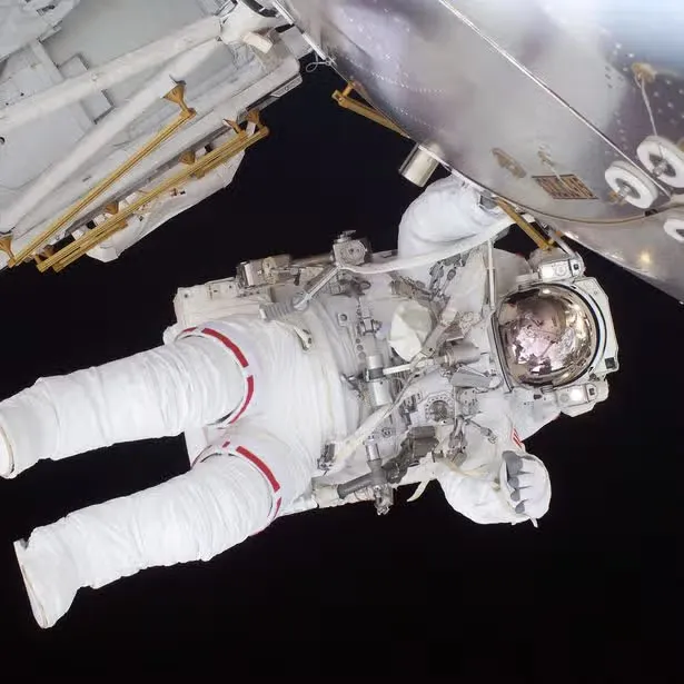 Los astronautas Anil Menon y Joshua Kutryk realizan una caminata espacial para instalar el séptimo panel solar de la Estación Espacial Internacional.