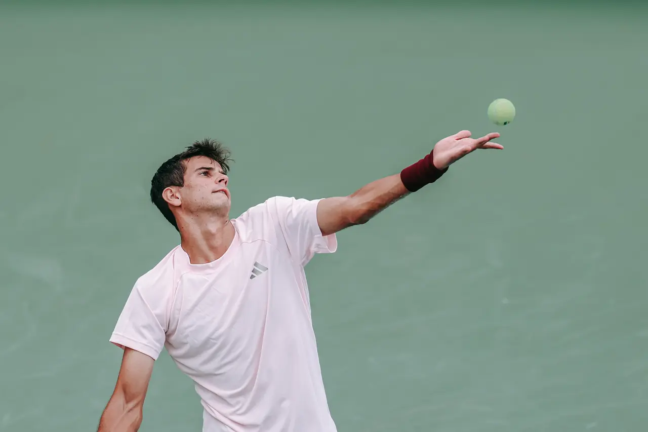 Rafael Jódar, de España, en acción ante el chino Yunchaokete Bu durante el partido de segunda ronda de individuales masculinos del US Open.