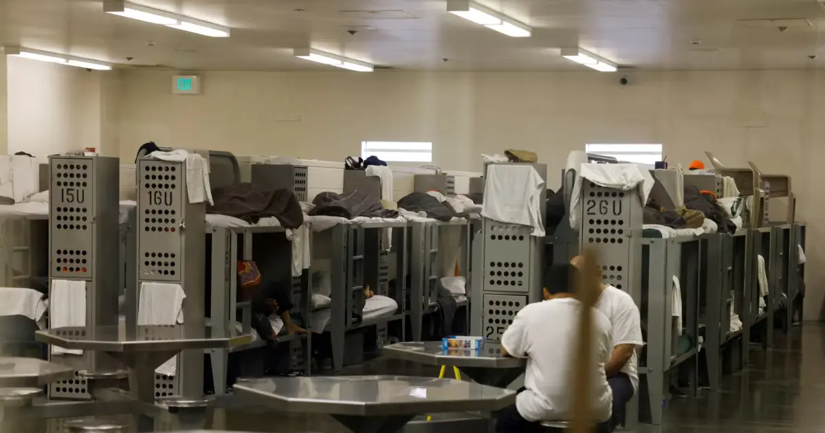 Centros de detención para migrantes en Adelanto, California, comprados por el Gobierno de Estados Unidos por 950 millones de dólares.