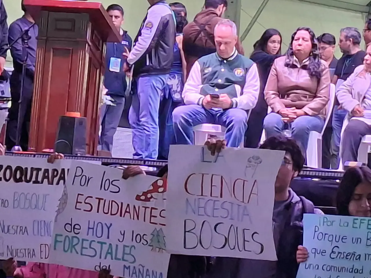 Estudiantes de la Universidad Autónoma Chapingo protestan con pancartas para exigir el acceso a la Estación Forestal Experimental Zoquiapan durante la Feria de la Cultura Rural 2026.
