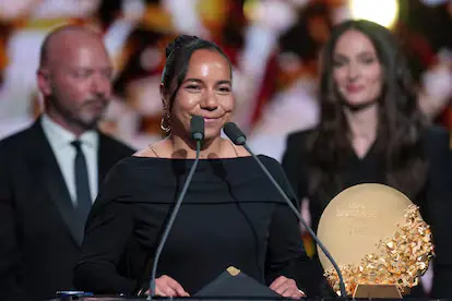 Charlyn Corral recibe el Trofeo Gerd Müller Femenil 2026 como máxima goleadora mundial.