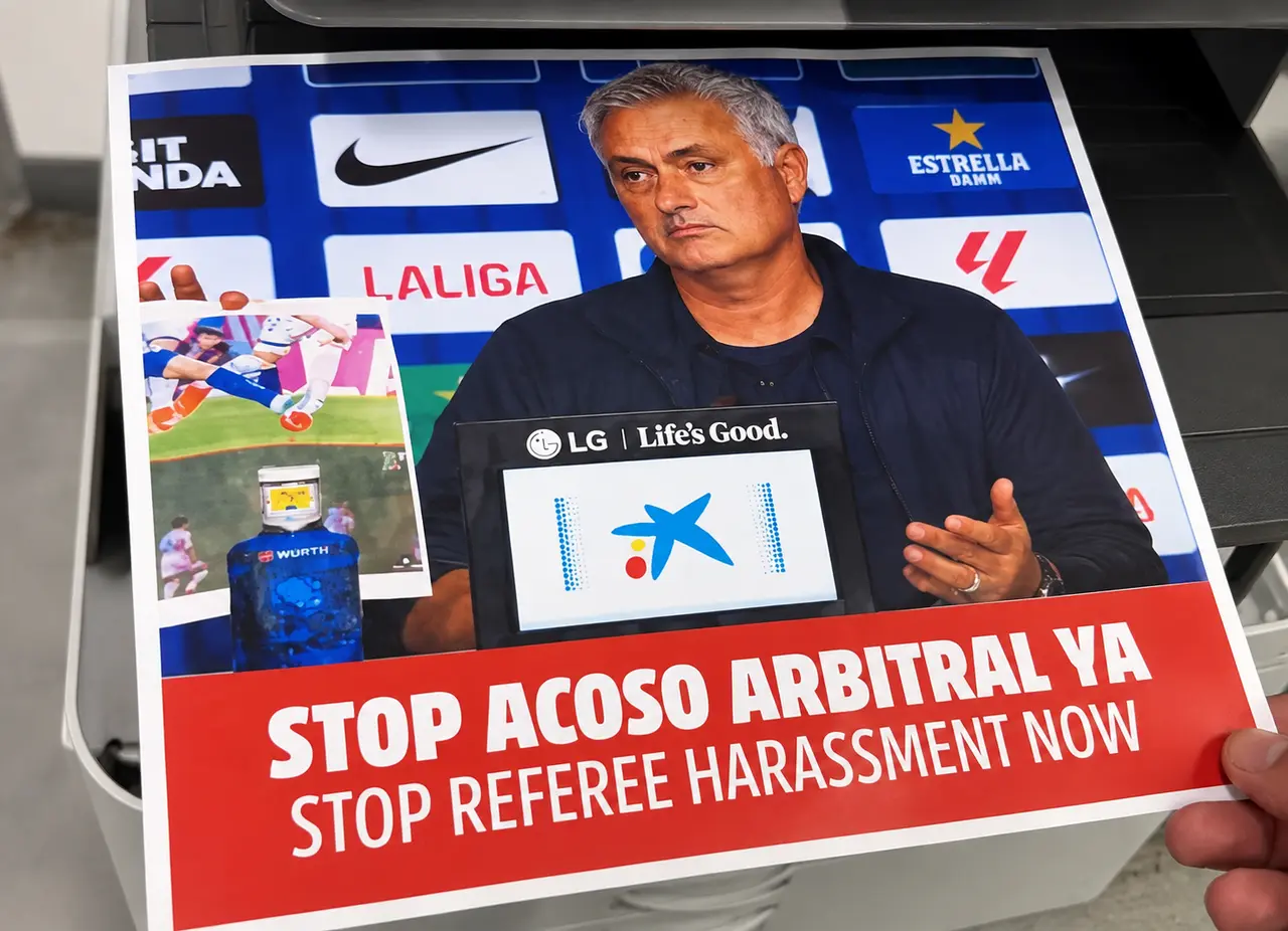 Tras la victoria de Atlético de Madrid sobre Real Madrid, en el derbi madrileño, los colchoneros imprimieron un folleto pidiendo que dejen de acosar al arbitraje