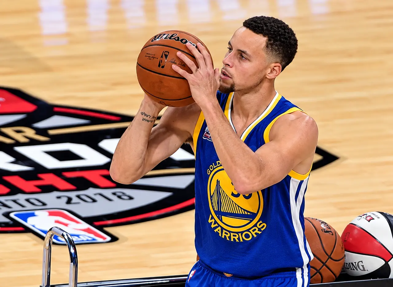 Curry firmó un contrato de un año, con opción para el siguiente, y renunció a cerca de diez millones de dólares.