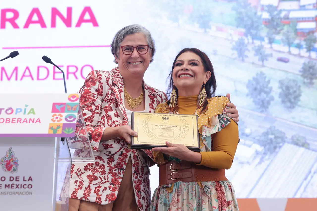 Ana Claudia Rossbach, directora ejecutiva de ONU-Hábitat, entrega a Clara Brugada el Pergamino de Honor de ONU-Hábitat