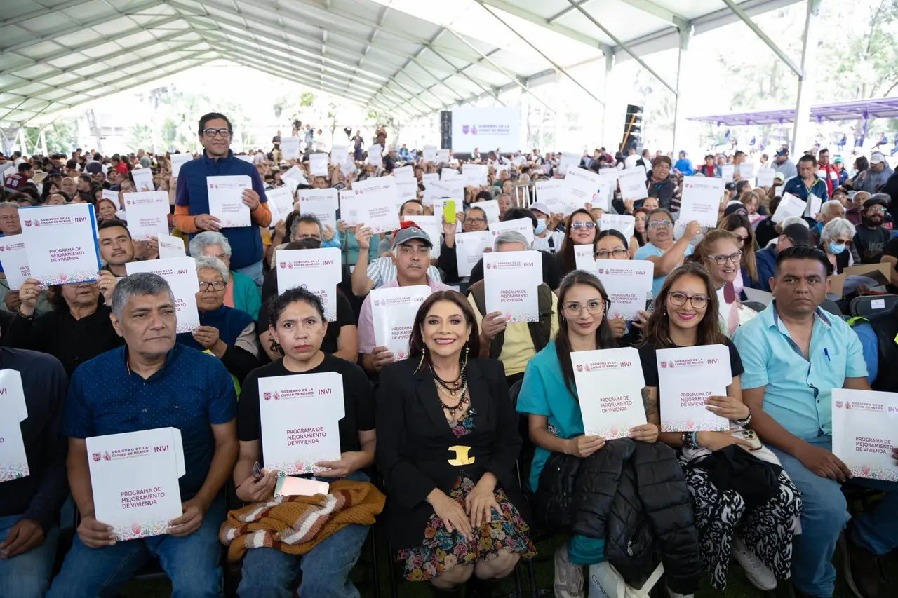 Clara Brugada, jefa de Gobierno de la Ciudad de México, durante un anuncio de entrega de escrituras y créditos