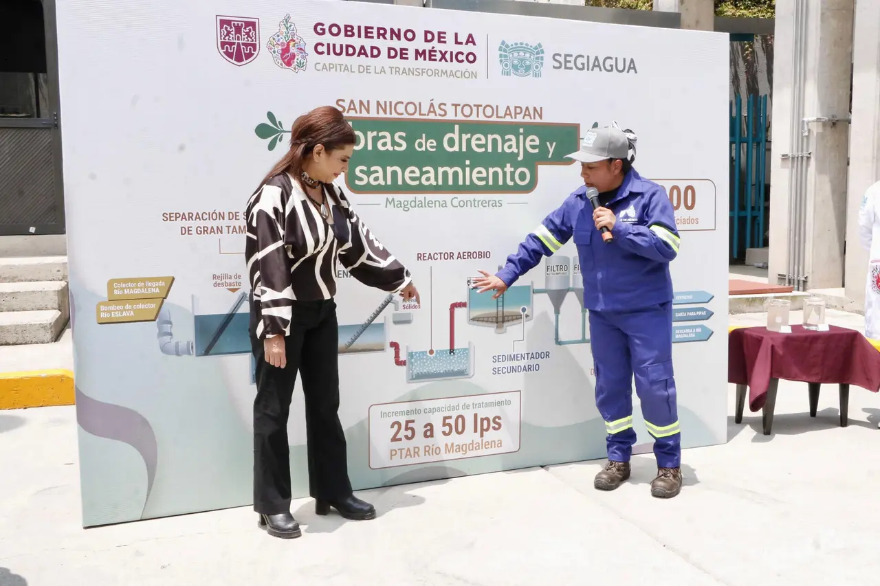 Clara Brugada durante la supervisión de obras de drenaje y saneamiento en Magdalena Contreras, Ciudad de México