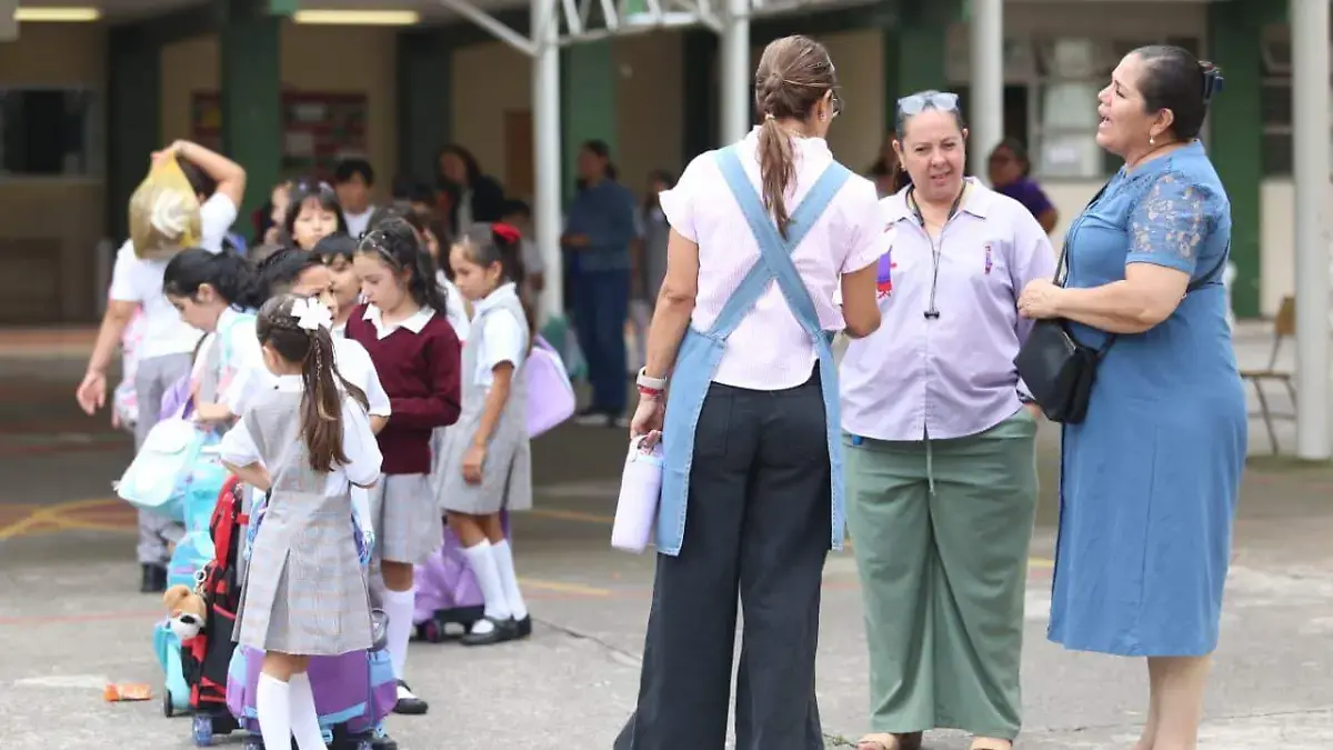 Jalisco suspende clases en 33 municipios ante los efectos del huracán Polo categoría 5.