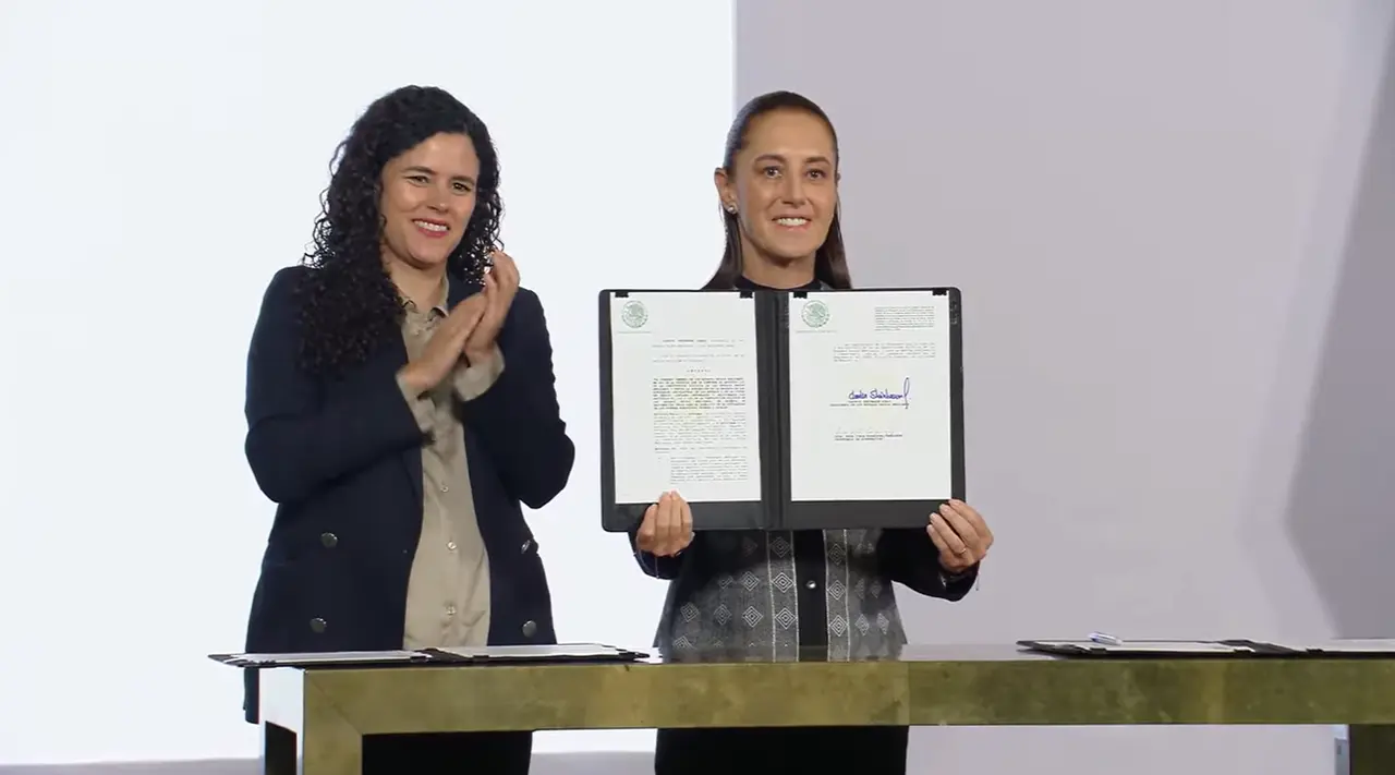 Claudia Sheinbaum durante la firma del decreto sobre nacionalidad mexicana única para candidatos a cargos públicos en Palacio Nacional