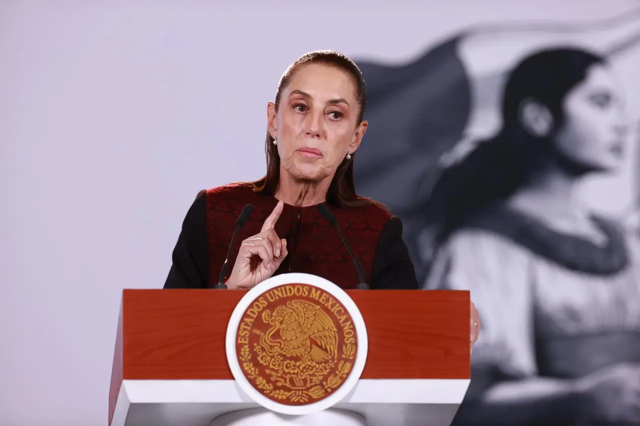 Claudia Sheinbaum durante su conferencia matutina al hablar sobre el Paquete Económico 2027