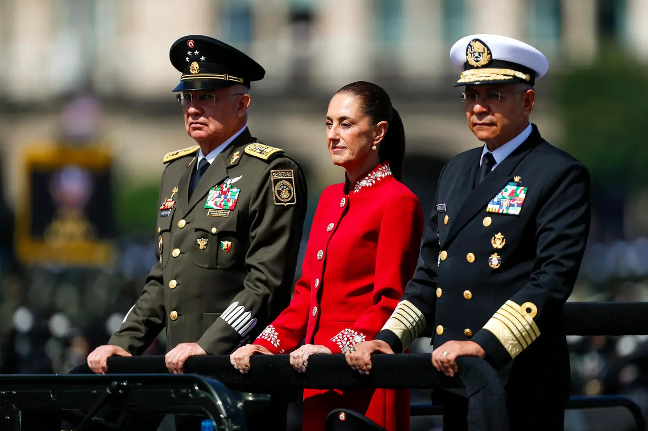 Claudia Sheinbaum encabeza el desfile militar por la Independencia de México en el Zócalo. EFE 