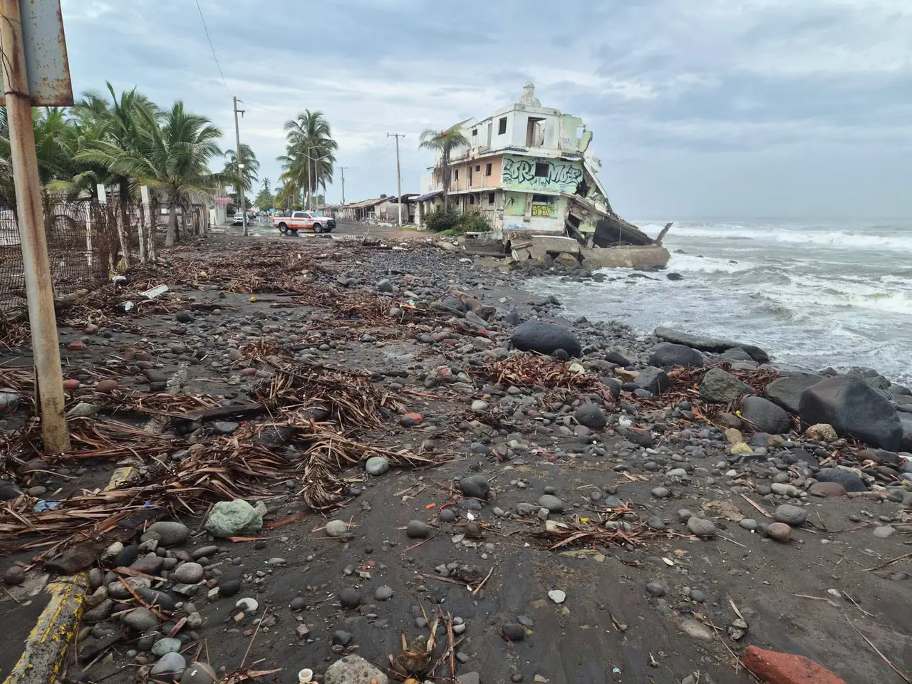 Afectaciones en playas de Colima por Polo
