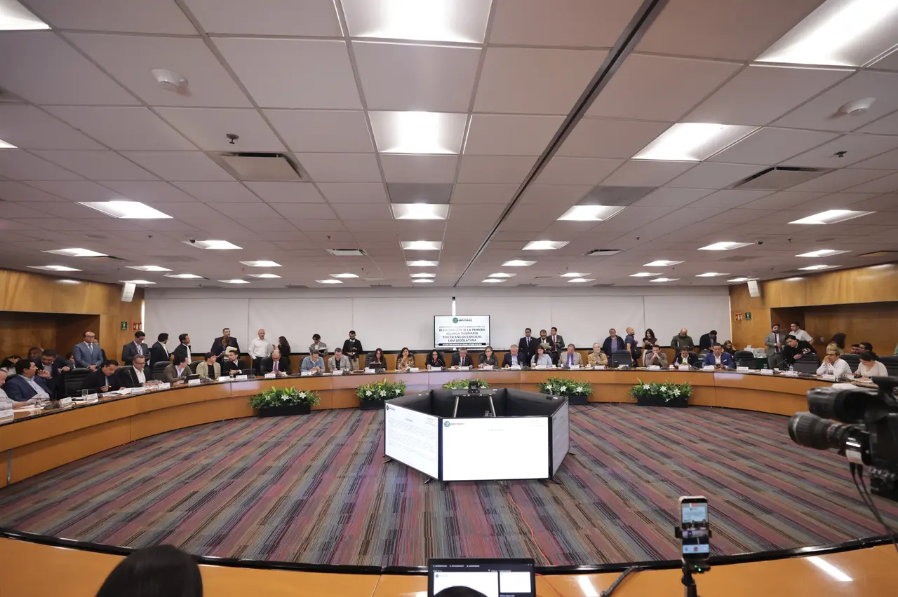 Integrantes de la Comisión de Hacienda de la Cámara de Diputados durante la discusión del dictamen de la Ley Federal de Derechos