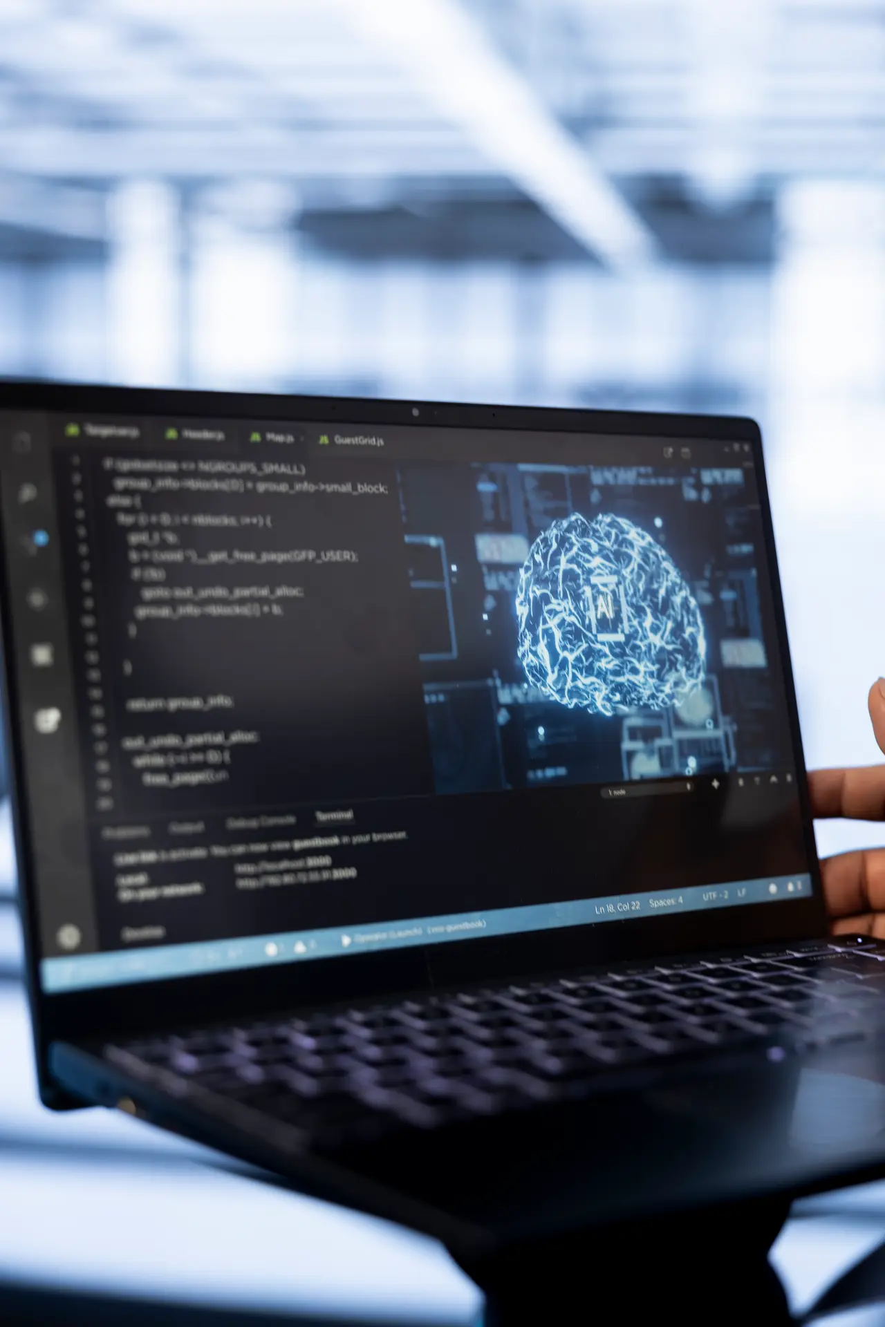 Ingeniero usando computadora e IA.