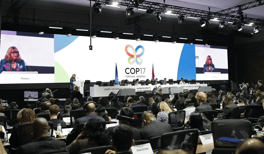 Edificios sostenibles con paneles solares como representación del Pacto de Antalya presentado por la COP31 para impulsar la eficiencia energética y la electrificación de viviendas.