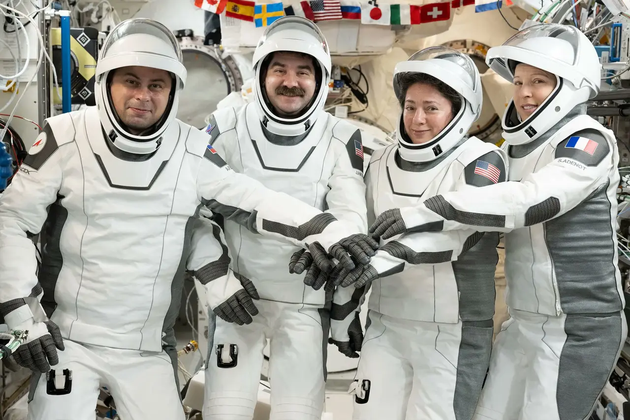 La cápsula Dragon de la misión Crew-12 de la NASA durante su regreso desde la Estación Espacial Internacional a la Tierra. NASA