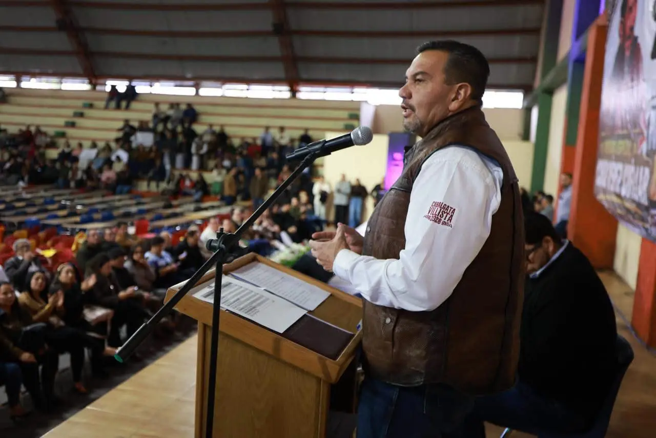 Cruz Pérez Cuéllar, coordinador de Morena en Chihuahua, en un acto público