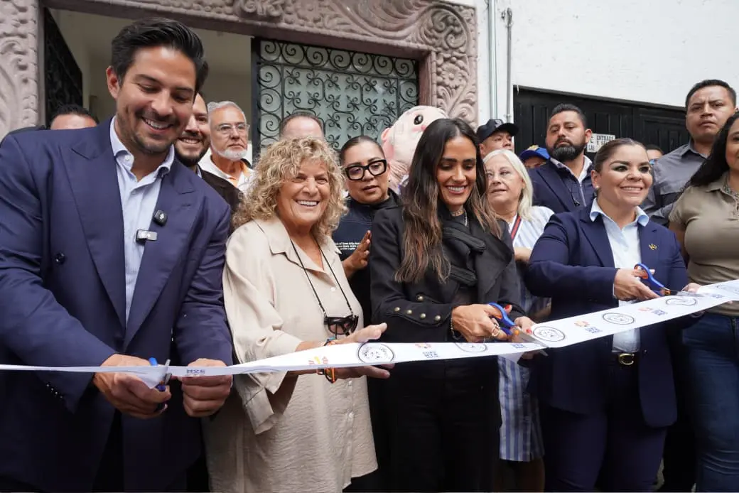 Alessandra Rojo de la Vega durante la entrega de viviendas rehabilitadas en la colonia Paulino Navarro.