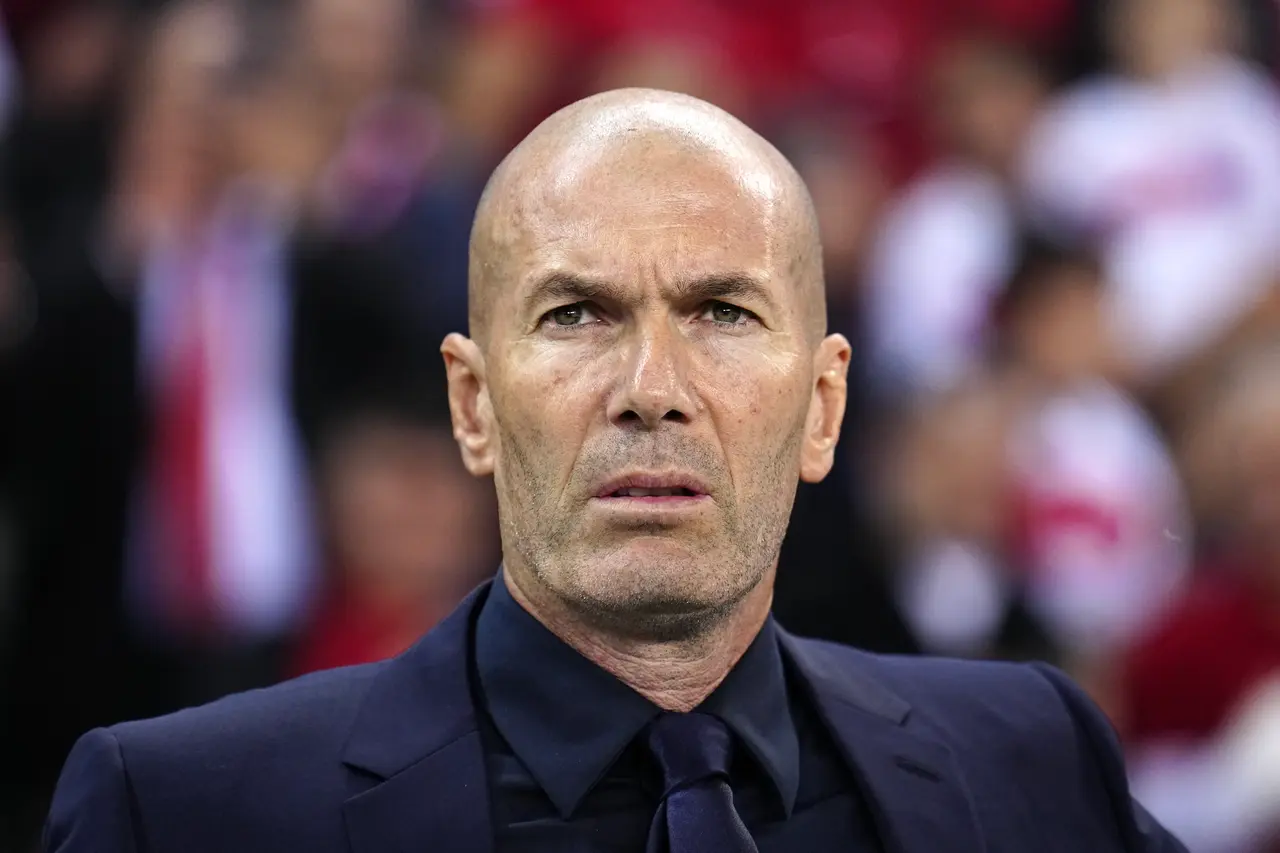 El director técnico de Francia, Zinedine Zidane, observa previo al partido de futbol de la Liga de Naciones de la UEFA entre Turquía y Francia, en Kocaeli.