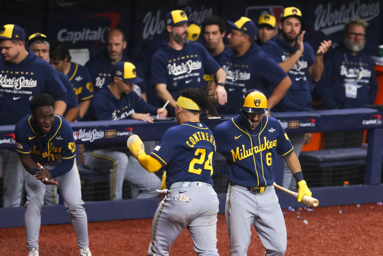 Milwaukee Brewers catcher William Contreras (C) celebrates scoring with teammates