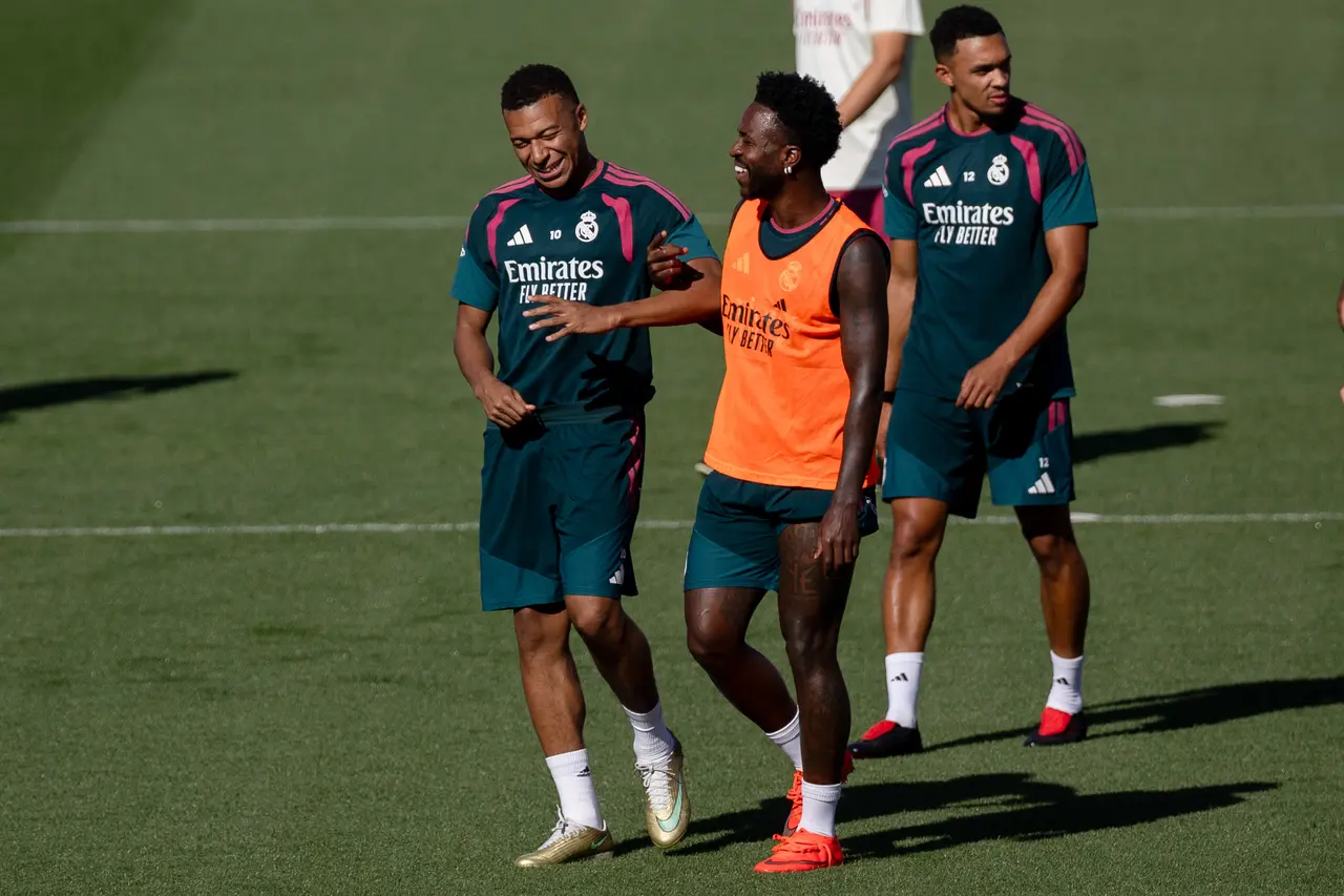 Los jugadores del Real Madrid Mbappé (i) y Vinicius (c) asisten al entrenamiento del equipo en la ciudad deportiva de Valdebebas, Madrid