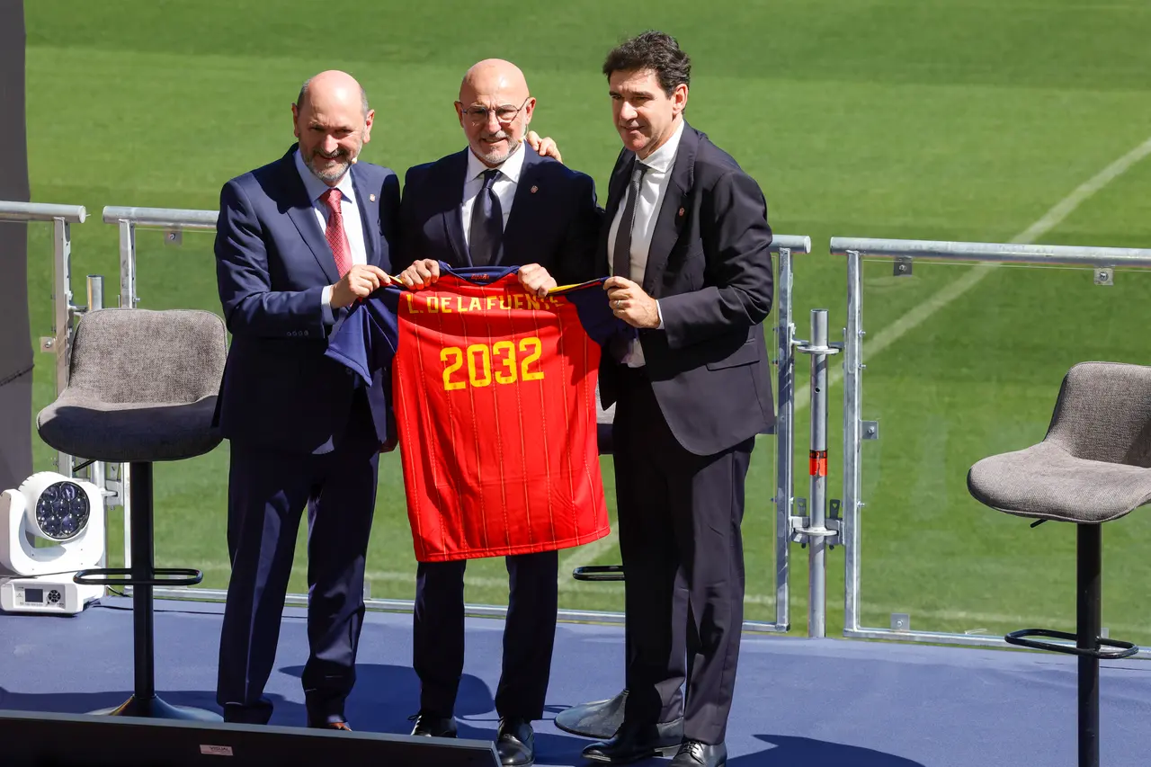 El presidente de la Real Federación Española de Fútbol (RFEF), Rafael Louzán (i) y su director técnico de Desarrollo, Aitor Karanka (d) durante el acto de renovación del seleccionador absoluto, Luis de la Fuente 