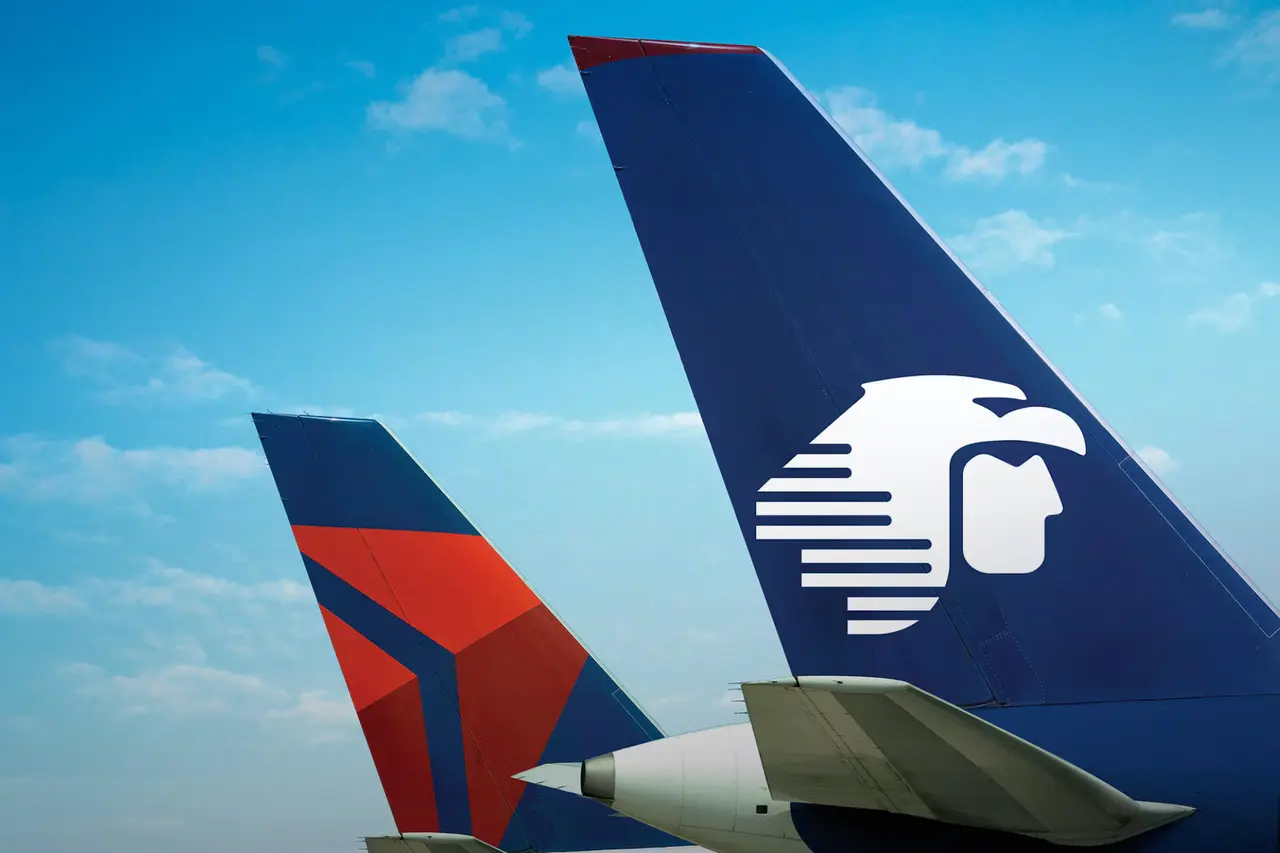 Avión de Aeroméxico en una terminal aérea, como referencia del anuncio de nuevas rutas directas desde Ciudad de México a Orange County, Fort Lauderdale y Portland en enero de 2027.