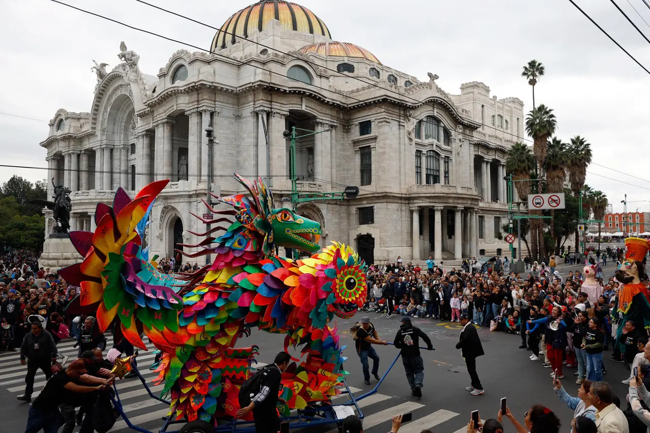 Desfile de Alebrijes Monumentales llena de fantasía las calles de CDMX | FOTO EFE 