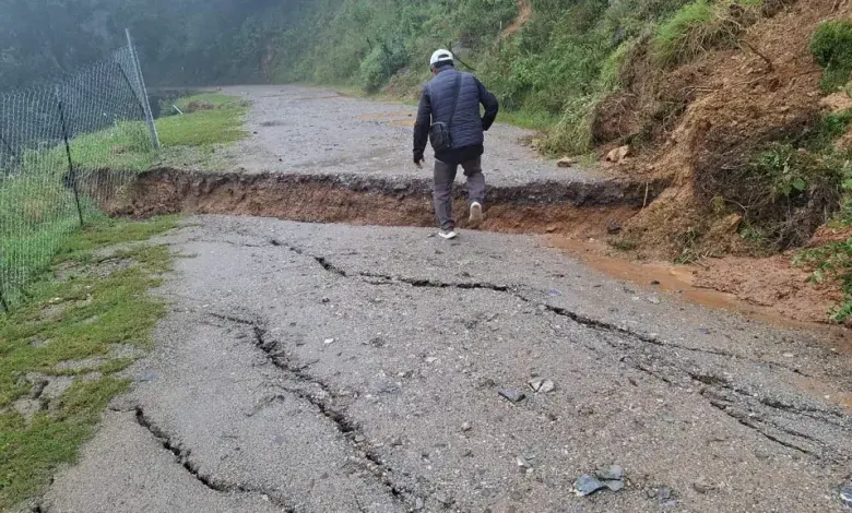 Autoridades supervisan zonas afectadas por lluvias, deslaves y aumento de niveles de ríos en la Sierra Gorda de Querétaro.